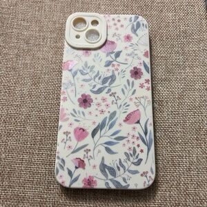 iPhone 14 Plus Case Cream w Flowers
See description for compatible iPhones 
NWOT